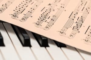 מדוע חשוב ללמד צעירים מוזיקה