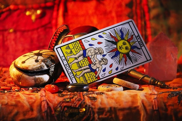 הטארוט מורכב מ-78 קלפים המחולקים ל-22 זוגות, כאשר כל קלף מתאר סצנה סמלית הקשורה למזל מסוים או לאמונה אסטרולוגית